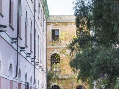 I bracci che ospitano il mercato terminano su un muro che ne impedisce l�accesso: � la porzione dell�area rimasta intoccata dalle successive ristrutturazioni. La si riconosce per la presenza di uno stucco giallastro ormai in sgretolamento libero, che pure mantiene un certo ineffabile fascino